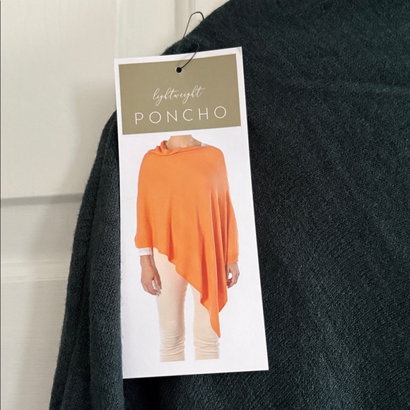 Brand new with tags Women’s Coco + Carmen Green Poncho for sale! - Picture 2 of 3